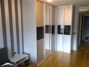 Ugaoni plakar sa kliznim vratima