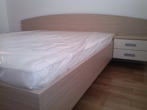 Krevet sa noćnim ormarićima