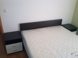 Krevet sa nocnim ormaricima