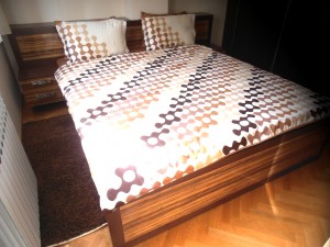 Krevet sa nocnim ormaricima