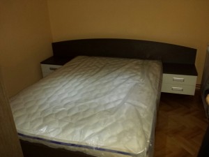 Krevet sa nocnim ormaricima